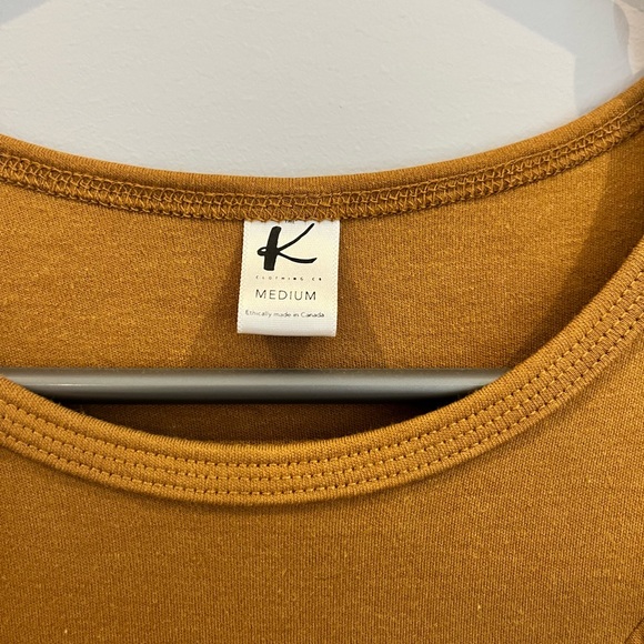 Kindred top with ruffle detail. - Picture 2 of 3